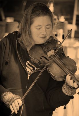 Elise MacGregor Ferrell plays fiddle at the Westside Farmers Market in Santa Cruz, CA.